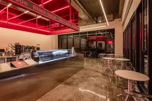 레드 프레임과 유리 쇼케이스가 돋보이는 모던 카페